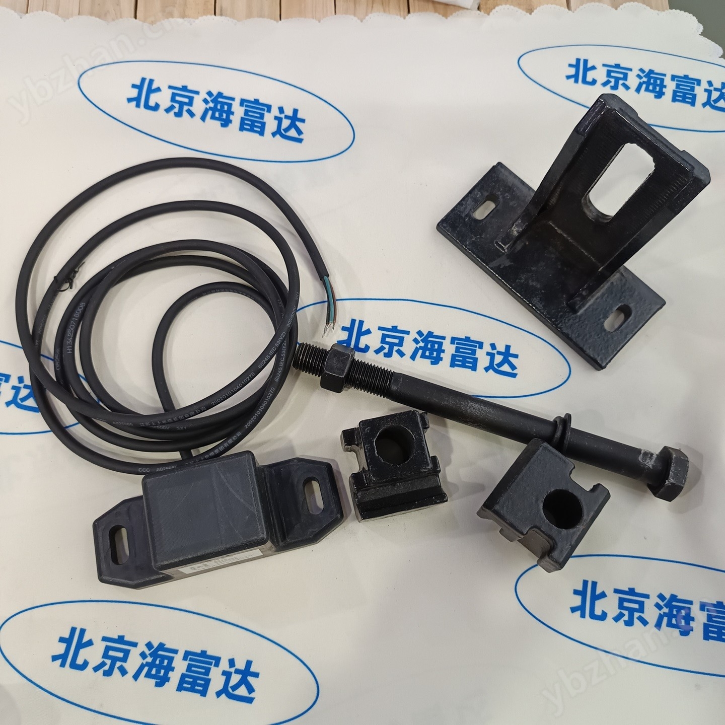 H415800-4.jpg